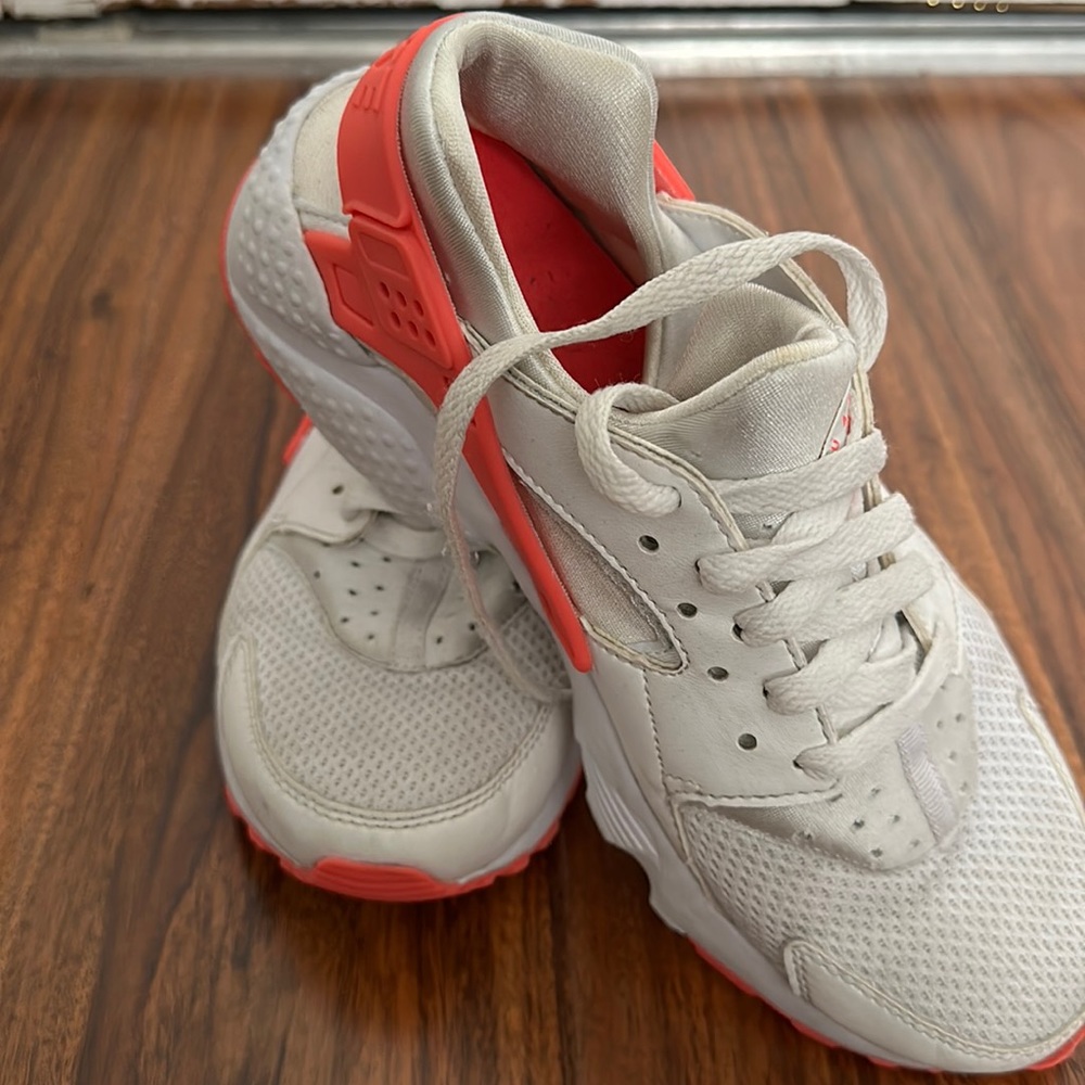Slightly worn Gender neutral Nike Hurrache sneakers white/infrared size 5.5